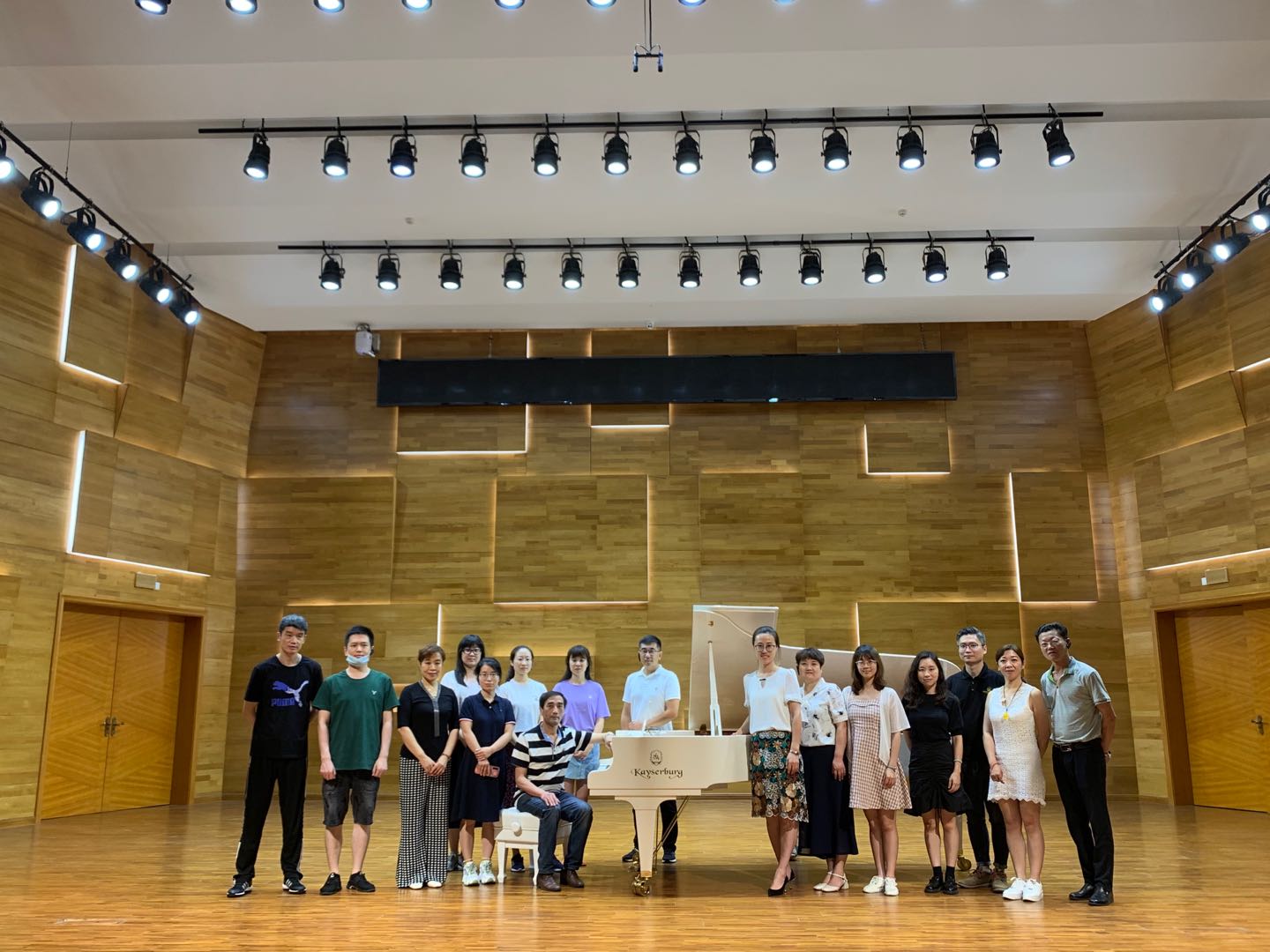 帶領濱城著名鋼琴老師們參訪廣州珠江鋼琴集團