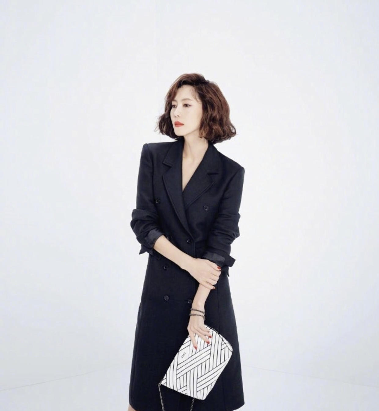 原创金南珠气质全开,波波头搭配红色西服套装,美得让人挪不开眼睛