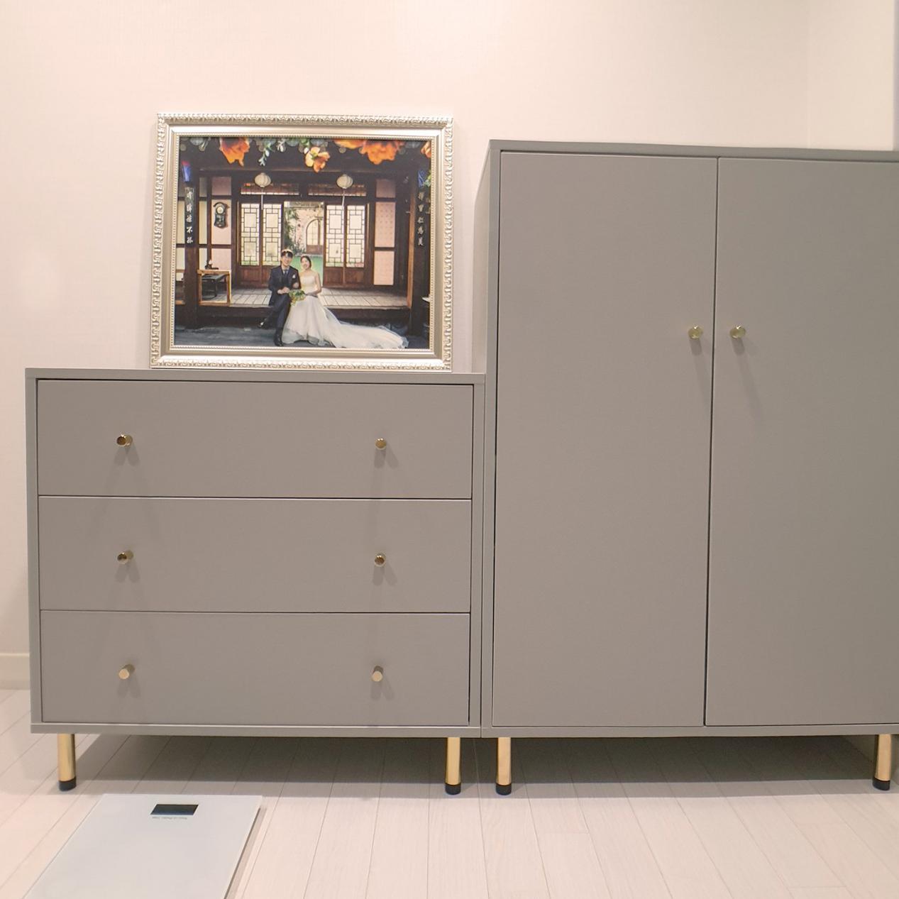 对立面的成品高低柜,可以放一些小物件收纳,这个都随意.