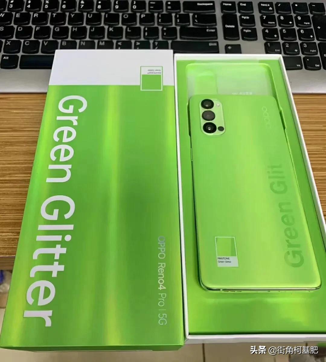 把绿色做到这么好看确实厉害 oppo reno4 pro整机是偏淡色的绿,给人的