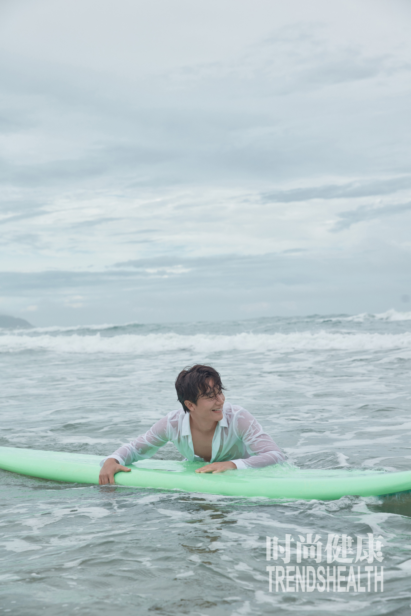 黄轩新封面清爽来袭 冲浪湿身显完美肌肉线条_夏日