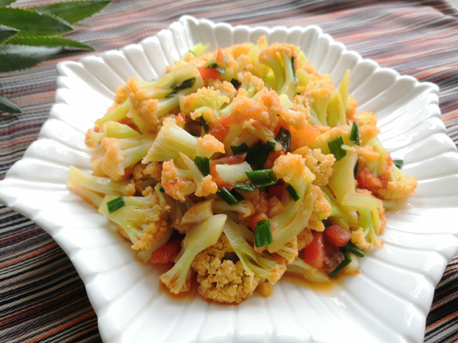 西红柿炒花菜颜色美观,味道浓郁,咸鲜微甜,软硬适中,滋味鲜美,营养