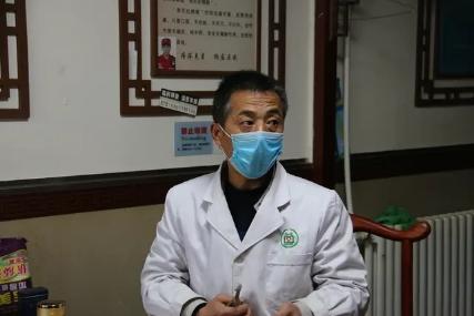 走进西安市长安区杨庄村卫生室,李正武医生正在给一位小朋友诊疗鼻炎