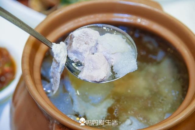 椒盐鳗鱼苗,细细长长的鳗鱼苗经过油炸后再加以椒盐调味,口感脆爽,很