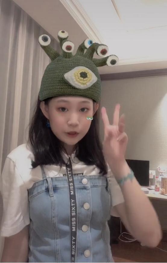 小沈阳的女儿甩掉丑女标签长发飘飘对镜头比心充满自信美