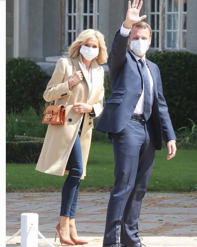 67岁布丽吉特在马克龙身边笑得好甜,术后10天状态棒,气质很少女