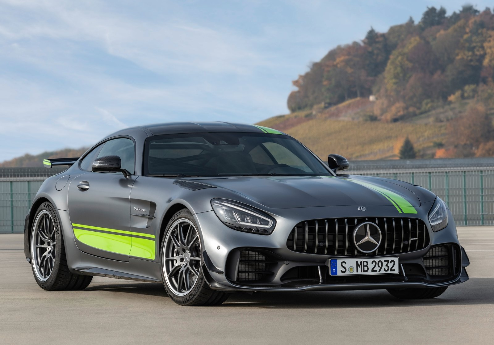 新一代amg gt r及在中国仅限量发售28台的全新amg gt r pro正式上市