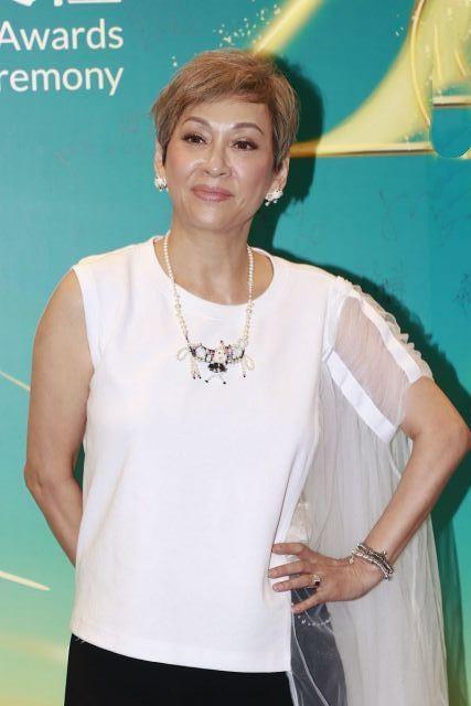 原创周润发前妻真会装一把年纪还穿短裙没有陈荟莲一半的真实