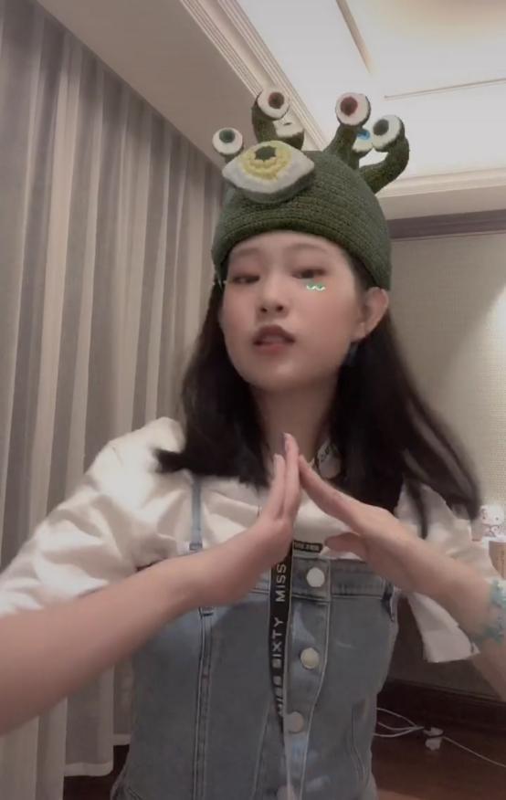 小沈阳的女儿甩掉丑女标签长发飘飘对镜头比心充满自信美