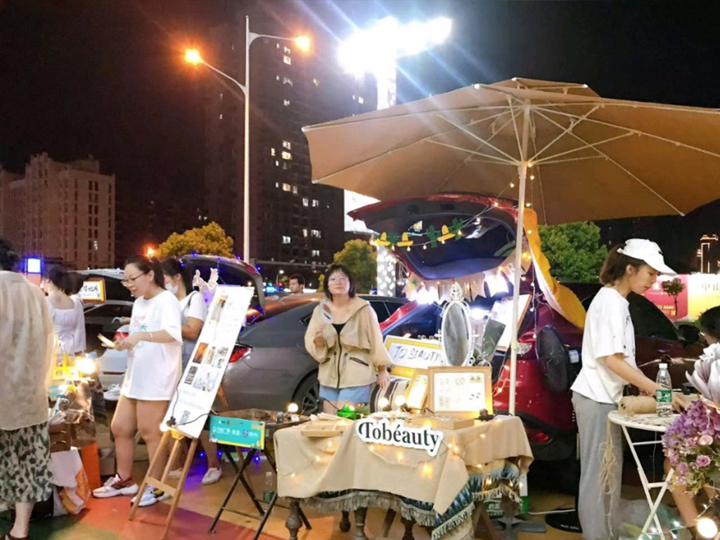 地摊经济车尾箱摆地摊人气高涨网红打卡好地方