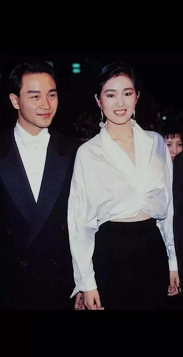 明星们的旧照片,谢霆锋和陈冠希紧挨着合照_张国荣