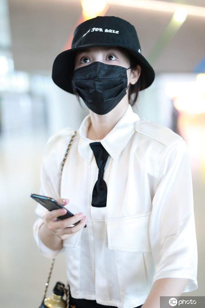 1/ 12 2020年6月29日,上海,彭小苒现身机场.