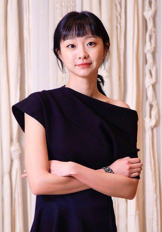 近日,金多美晒出了一组亮相某活动的最新时尚造型