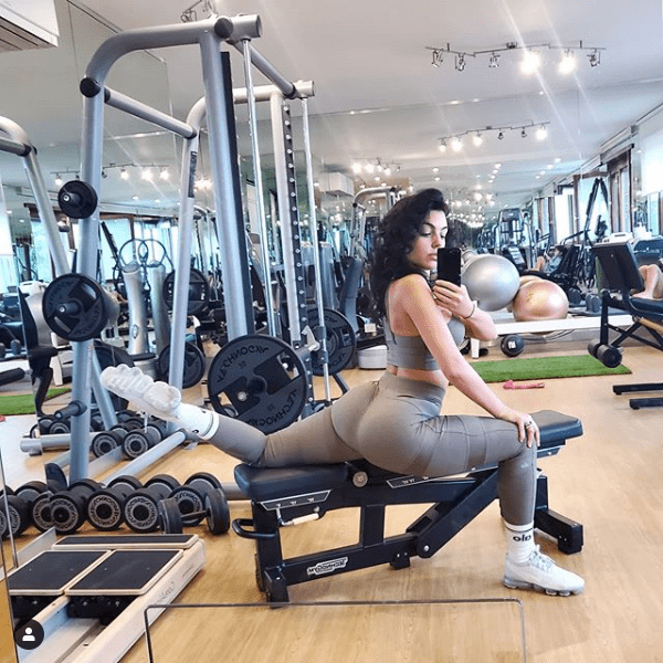 而乔治娜对自己的身材也非常满意,三天两头就在ins上发图秀身材,将