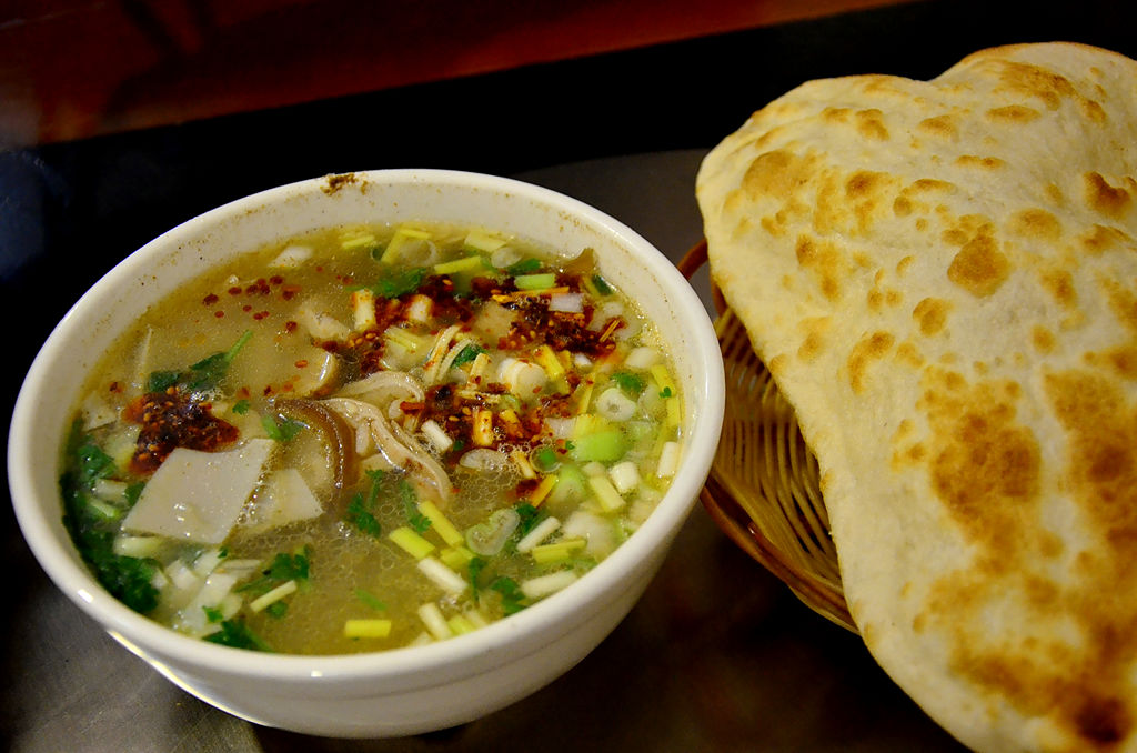 洛阳全驴宴郝记小碗驴肉汤用心熬好汤受到众多食客广泛赞扬