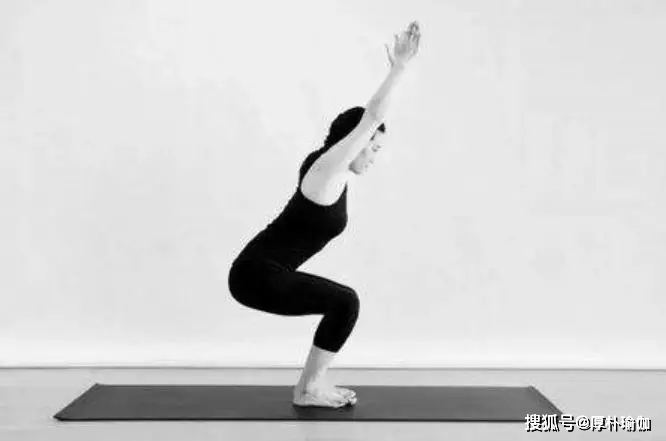 坐立山式下面我们来看看这7个办公室瑜伽动作简单且适合在办公场景下