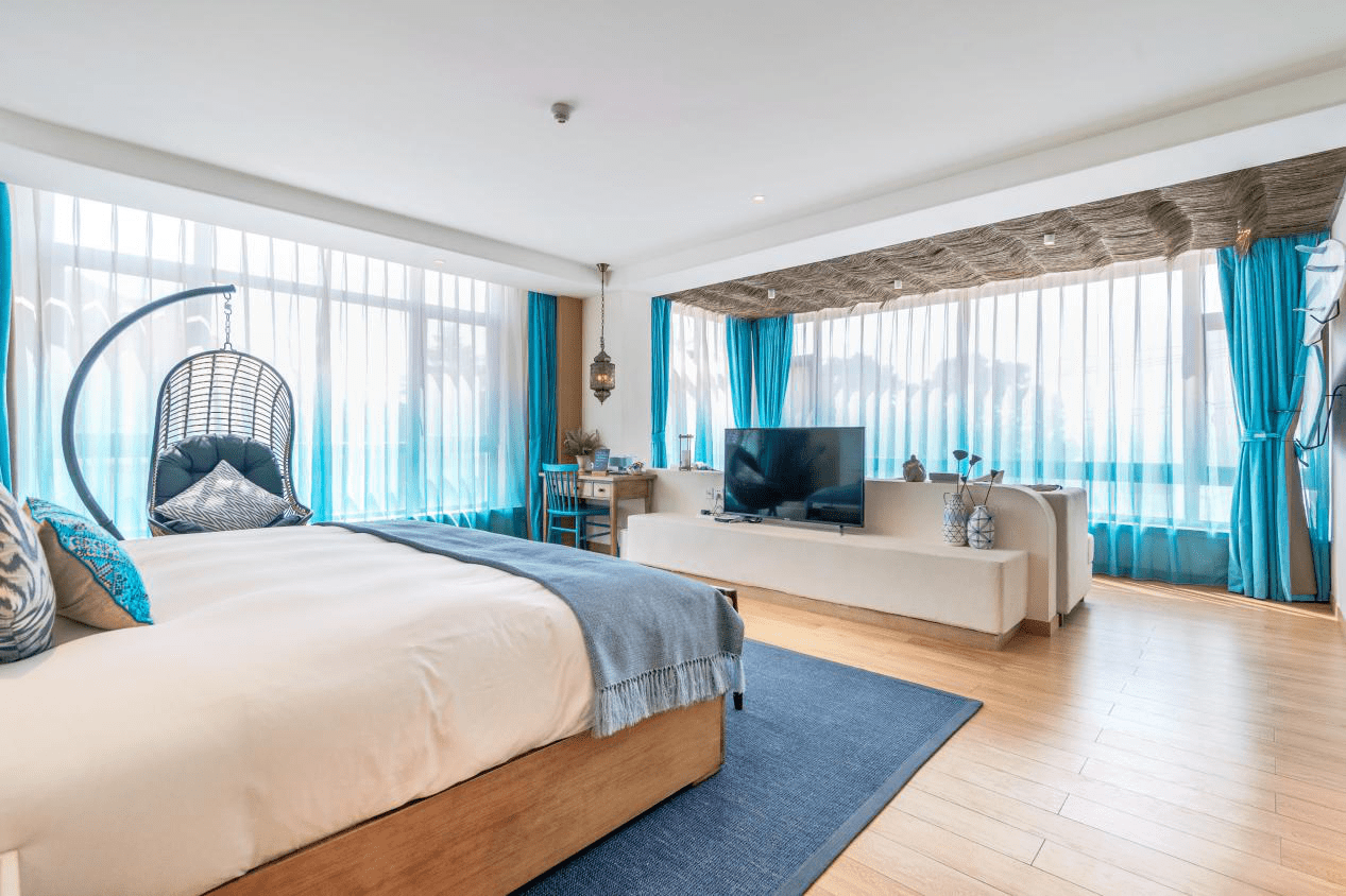 青岛top网红民宿八大关里的圣托里尼城堡躺在房间就能看海