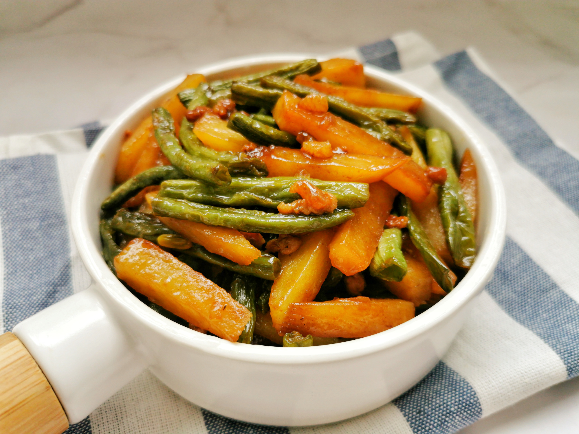 土豆和豆角的搭配,居然这么好吃,酱香浓郁超下饭,30多年没吃够_食材