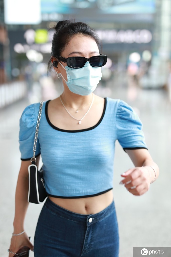 袁娅维一袭蓝色紧身bm小衫现身秀蛮腰