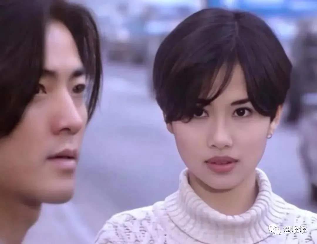 1990年,陈松伶与郑伊健拍摄了电视剧《月儿弯弯照九州》后,该剧播出大