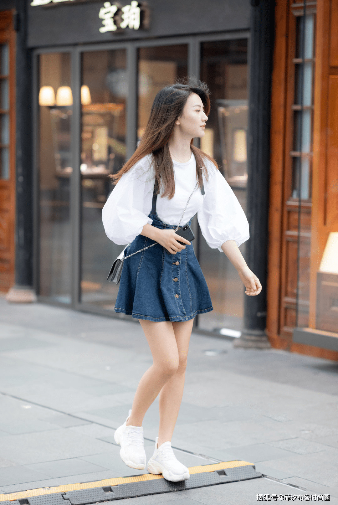 小白鞋一直受到时尚女生的青睐,容易搭出时髦感