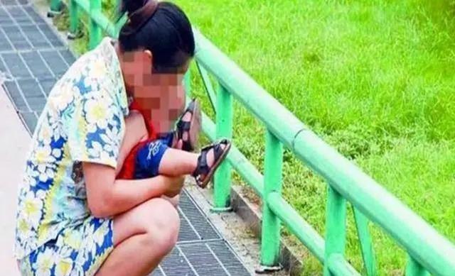 这种"新型把尿",正在破坏孩子排便系统,年轻父母却还在做