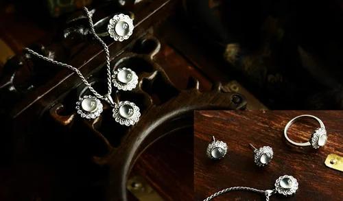 玻璃种翡翠玉最大的特点是透明度最高，几乎到了全透明！