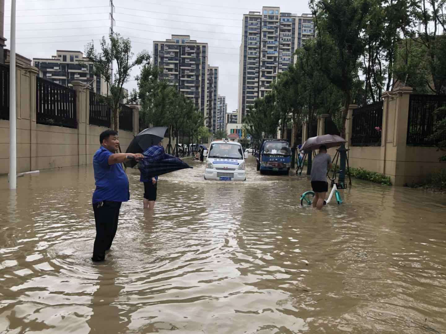 阜阳城管:暴雨之中显身手
