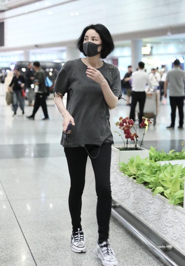 原创51岁王菲身材有多绝?穿t恤紧身裤曲线尽显,难怪谢霆锋倾心
