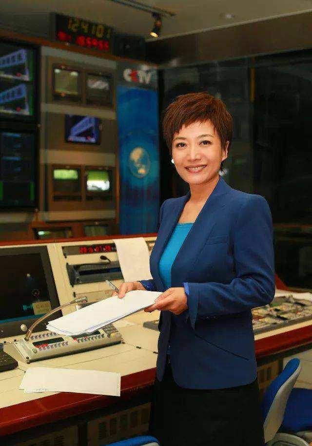 央视主持人贺红梅近照,大家很好奇,女神52岁了,究竟结婚了没有