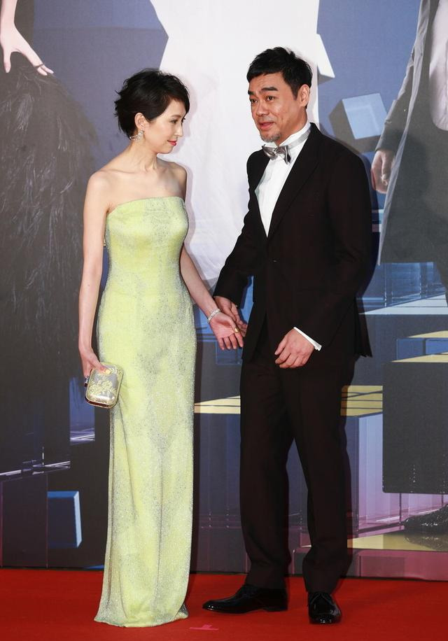 原创郭蔼明越老越优雅,淡黄色抹胸裙温柔清新,刘青云站旁边似两代人