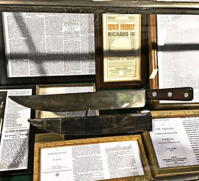 它看起来就像一把大屠刀,单侧开锋,刀背没有曲线.