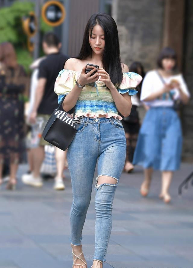 原创街拍,清新甜美的时尚妹子,穿上一双浅色的高跟鞋很迷人