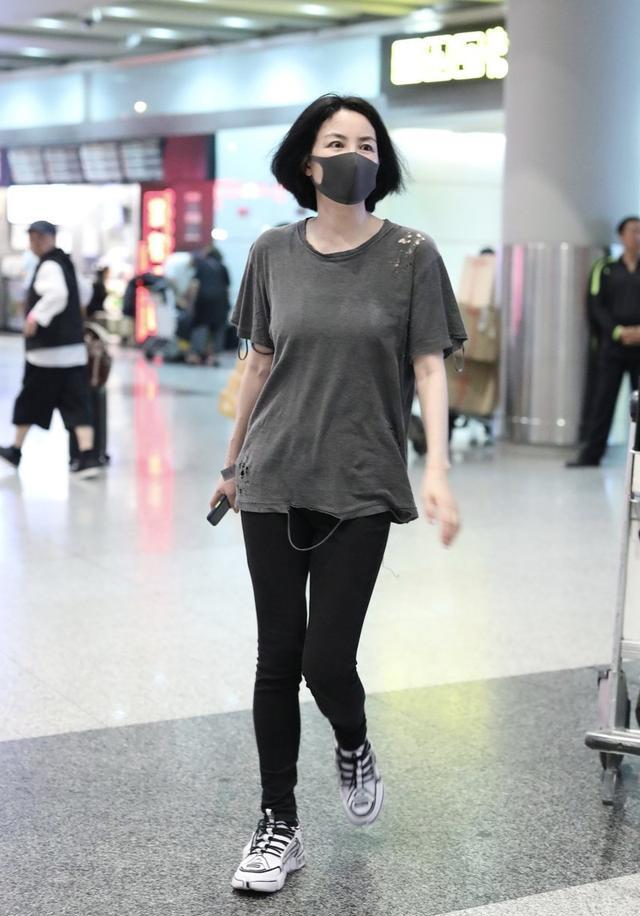 原创51岁王菲身材有多绝?穿t恤紧身裤曲线尽显,难怪谢霆锋倾心