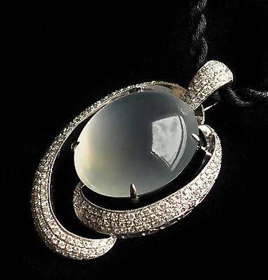 玻璃种翡翠玉最大的特点是透明度最高,几乎到了全透明! 玻璃种翡翠玉最大的特点是透明度最高,几乎到了全透明!