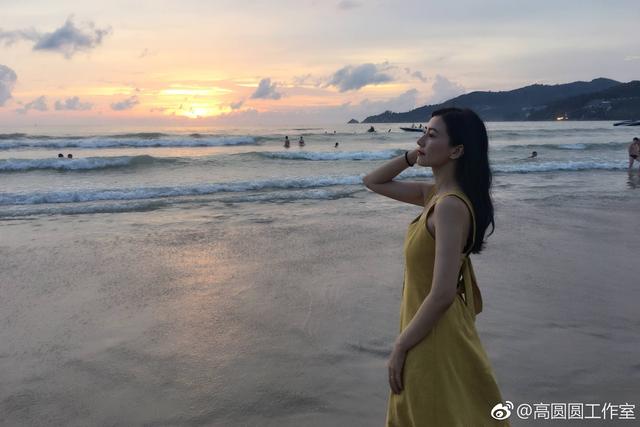 海边度假的他则同样很少女感,淡黄色的长裙,蓬松的头发,回眸一笑简直