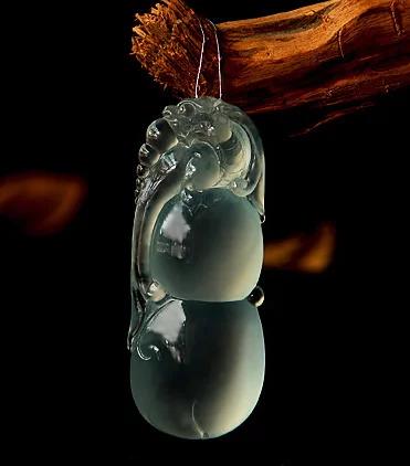 玻璃种翡翠玉最大的特点是透明度最高,几乎到了全透明! 玻璃种翡翠玉最大的特点是透明度最高,几乎到了全透明!