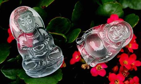 玻璃种翡翠玉最大的特点是透明度最高,几乎到了全透明! 玻璃种翡翠玉最大的特点是透明度最高,几乎到了全透明!