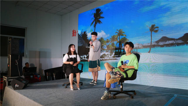 《纯闺蜜》小品《新闻脱口秀》天下我说《蚁族》配音《我们好像在哪