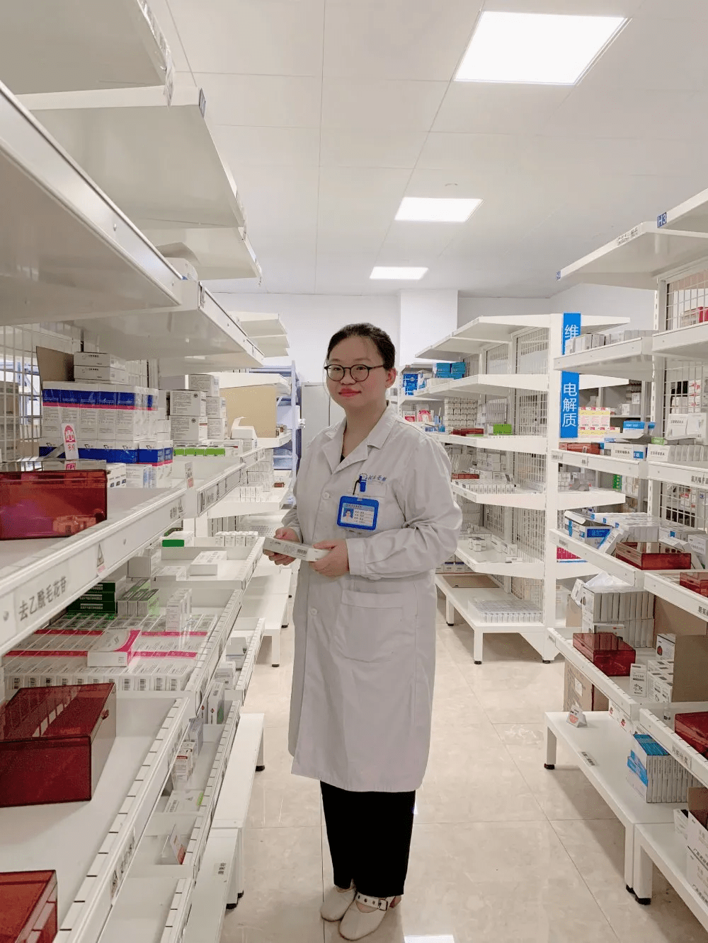 河南圣德医院女药剂师及时帮忙找回走失小孩 ,家长到医院表谢意