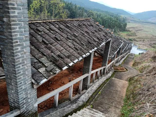 福建省建阳区水吉镇大路后门建窑遗址中有一条北宋龙窑,该窑长达 135.