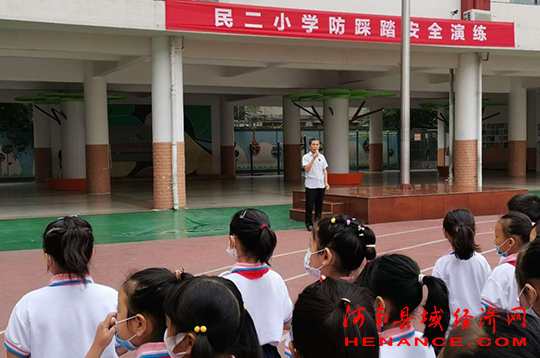 商丘市梁園區民主路第二小學開展防踩踏安全演練活動