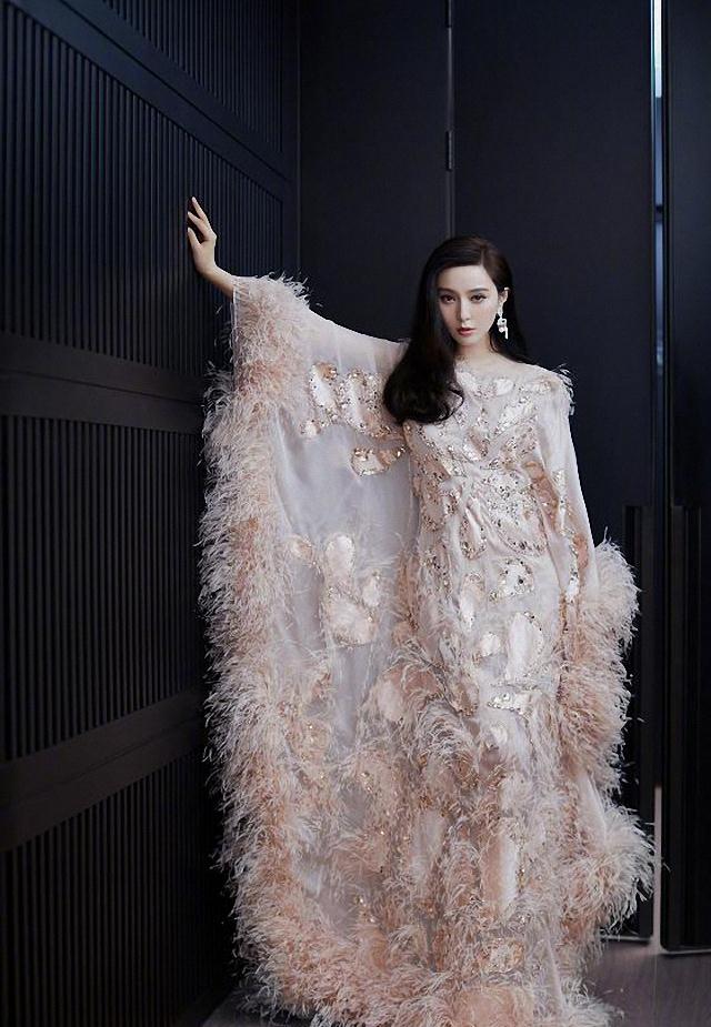 38岁范冰冰彻底放开了,真空穿黑色深v领西装,眼神慵懒充满神秘_白色