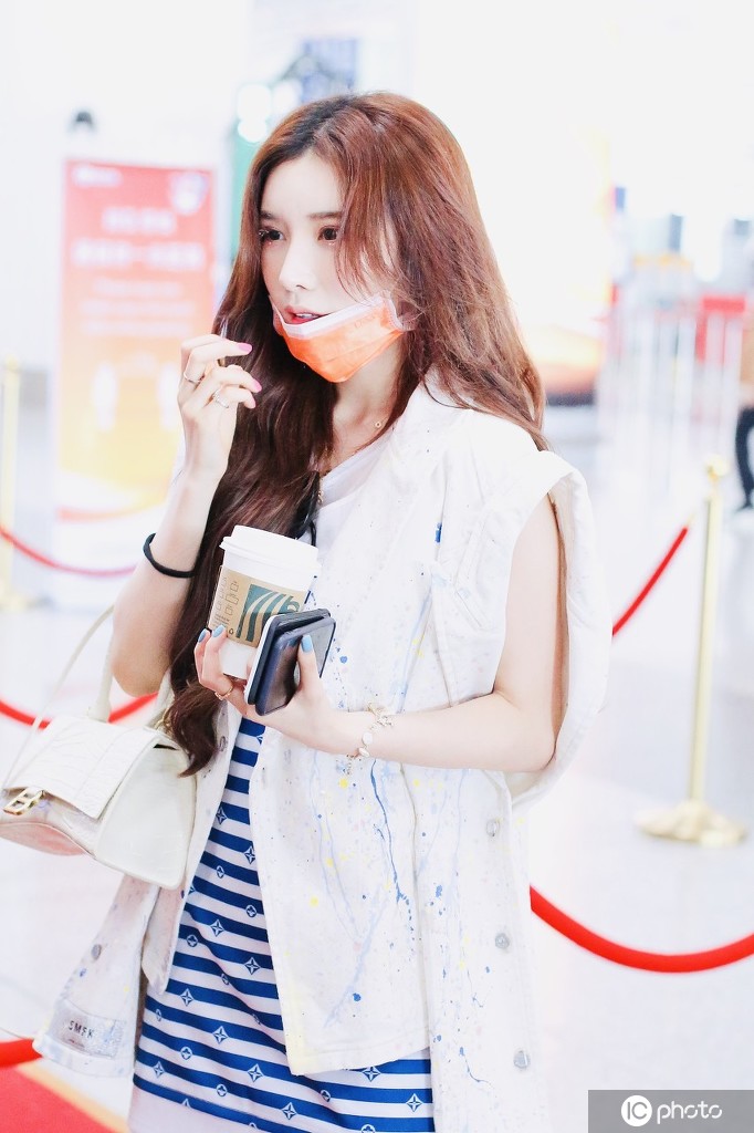 戴燕妮因行程现身机场 清凉装扮秀大长腿