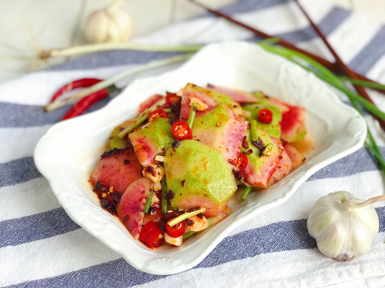 进入七月,夏日炎炎,总是食欲不振,不想吃饭,不如做道凉拌萝卜皮.