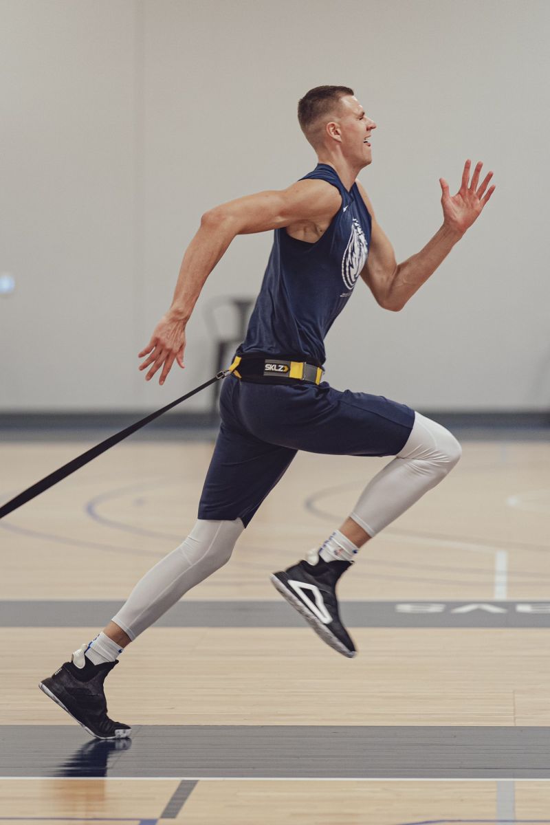 组图:独行侠官方分享训练组图 看看东契奇胖了吗?