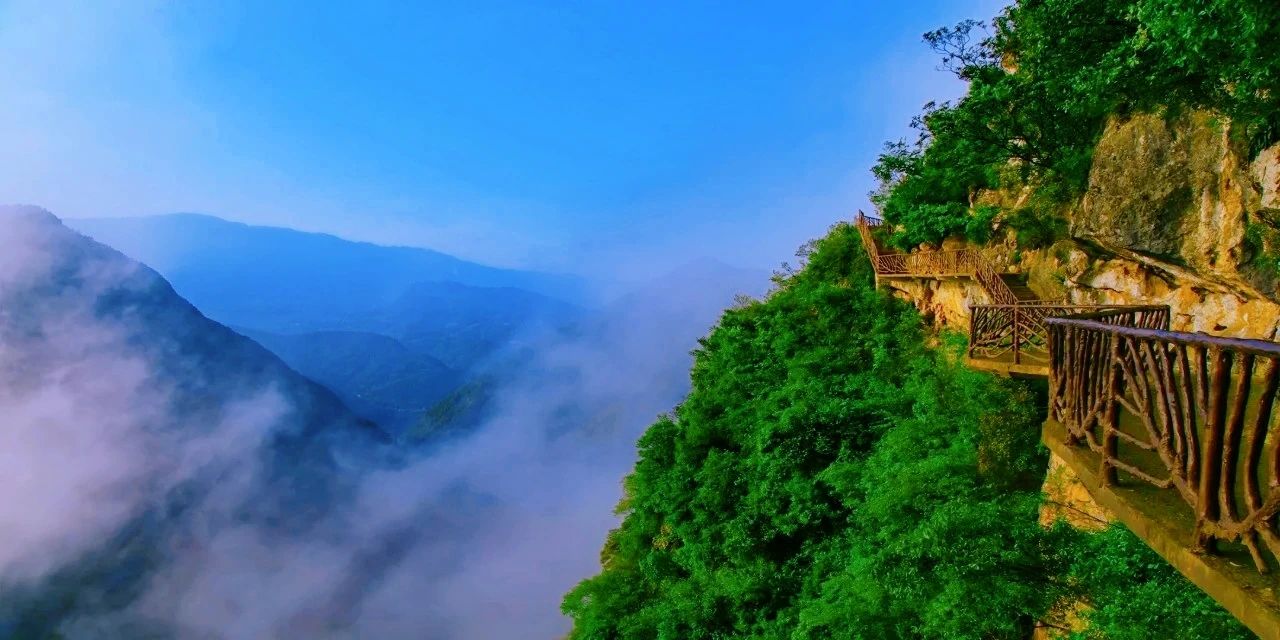 一进景区大门,只见嵯峨黛绿的群山,满山蓊郁荫翳的树木与湛蓝辽阔的