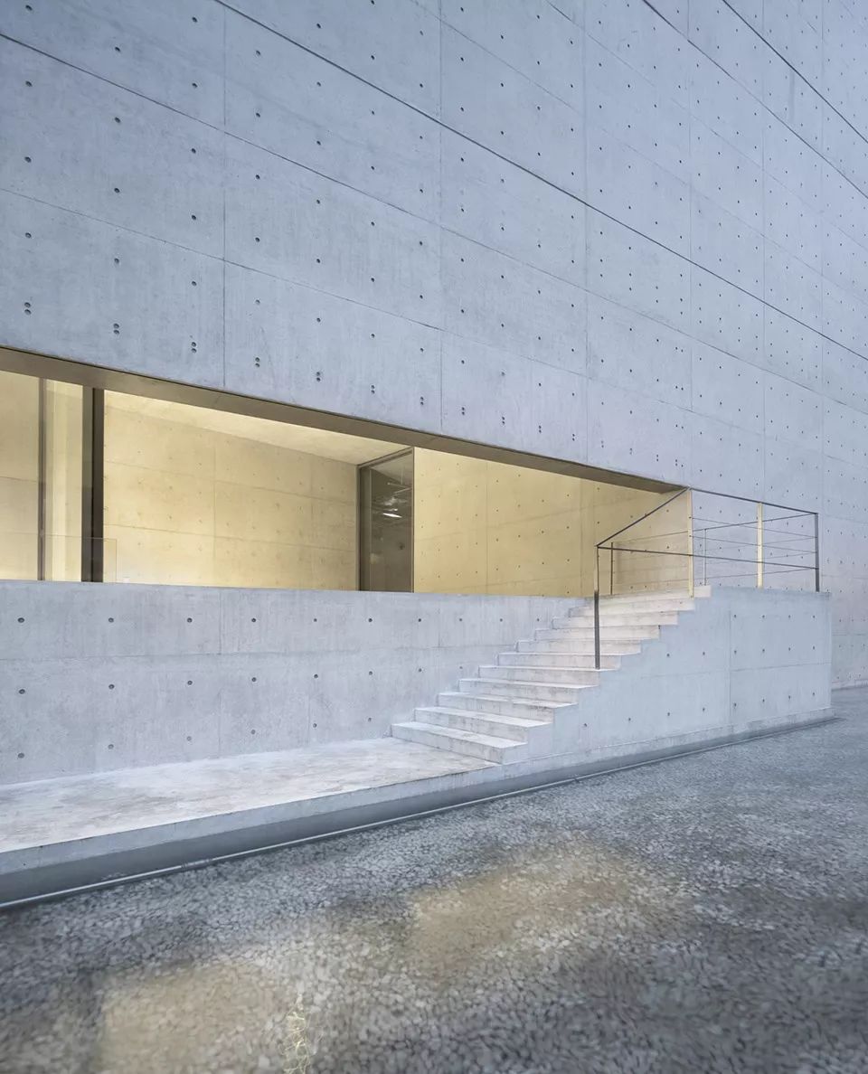 施工前期做了大量样块,样板墙及白色混凝土的级配试验:采用优质白水泥