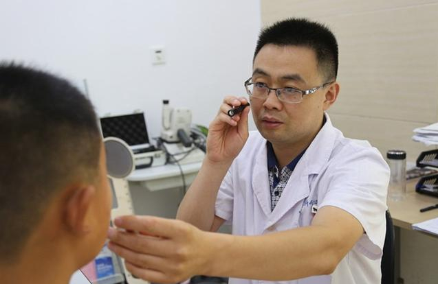 4岁儿子误将502滴入眼中,爸爸一个举动救下孩子,医生:没少看书