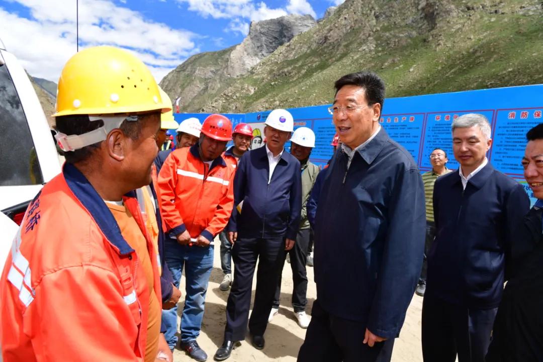 今天,吴英杰来到拉日高速公路项目现场